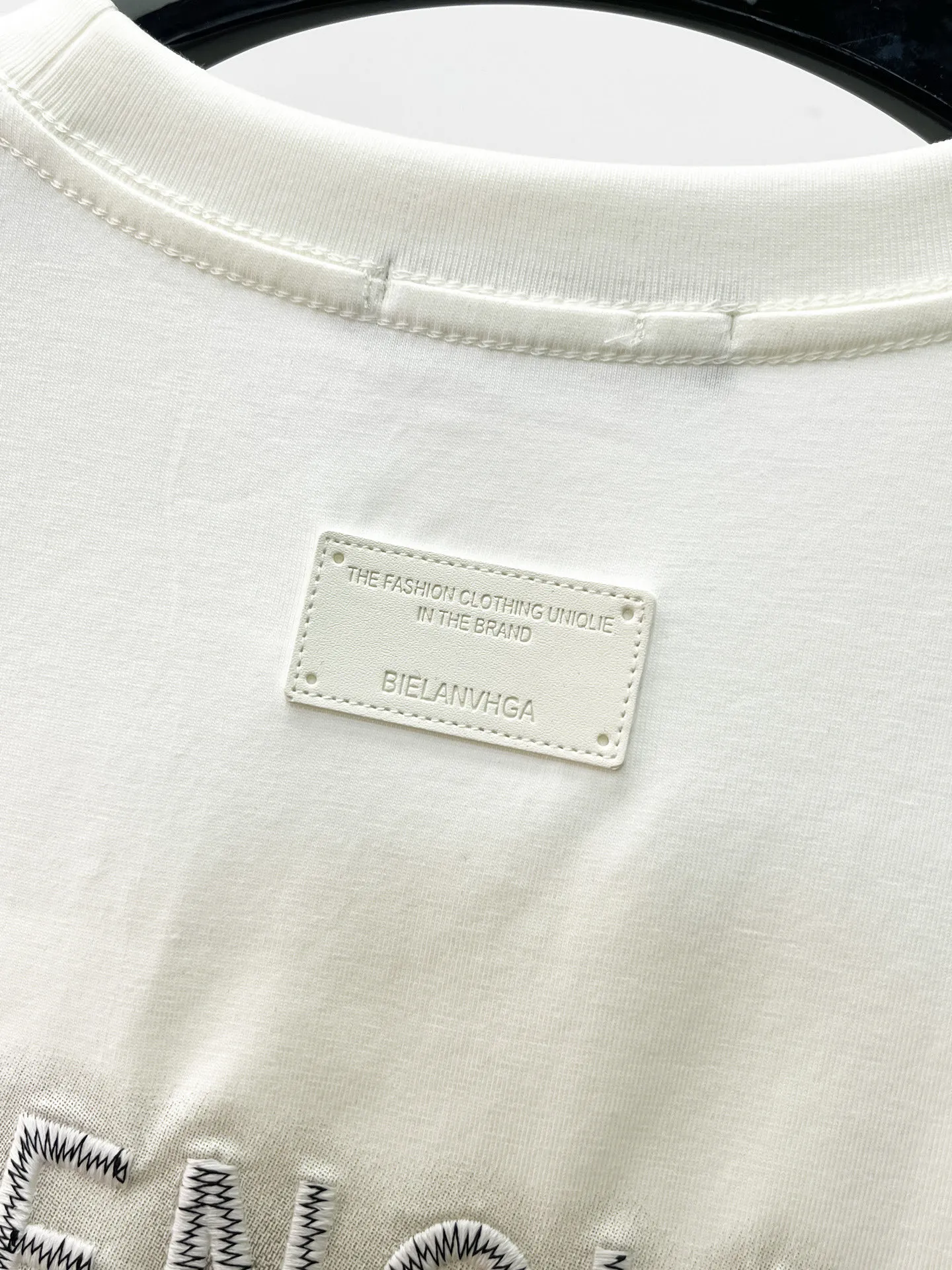 Balenciaga's high-end top-quality products 🐮2026 Spring and Summer New Arrival first counter, the latest New Arrival short-sleeved round neck T-shirt, Premium customized design, avant-garde and fashionable! Brand logo heavy craftsmanship design Premium customized 260g fabric. Soft to the touch. Comfortable to wear. Counter-level exquisite stitching. Fine workmanship. The upper body effect is incomparably handsome! A must-have item for men and women with the same style! Sizes: S~XXL When placing an order, please state your height and weight. The maximum wearing size is 210 pounds (one size larger)